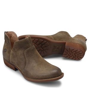 Born Women’s Kerri Distressed leather ankle boots Olive Green size 10